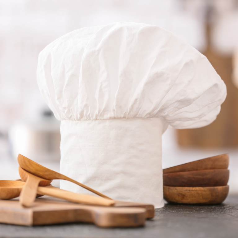 Toque de chef et ustensiles