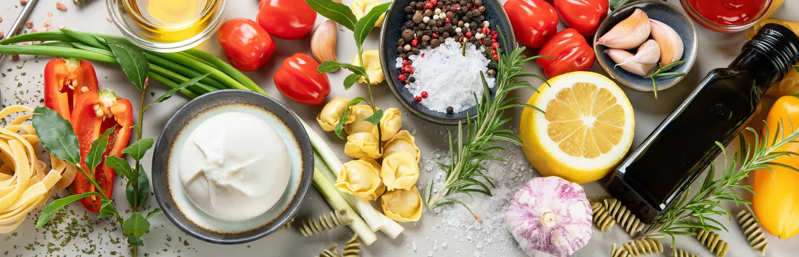 PĂątes, tomates, herbes fraĂźches et huile d'olive